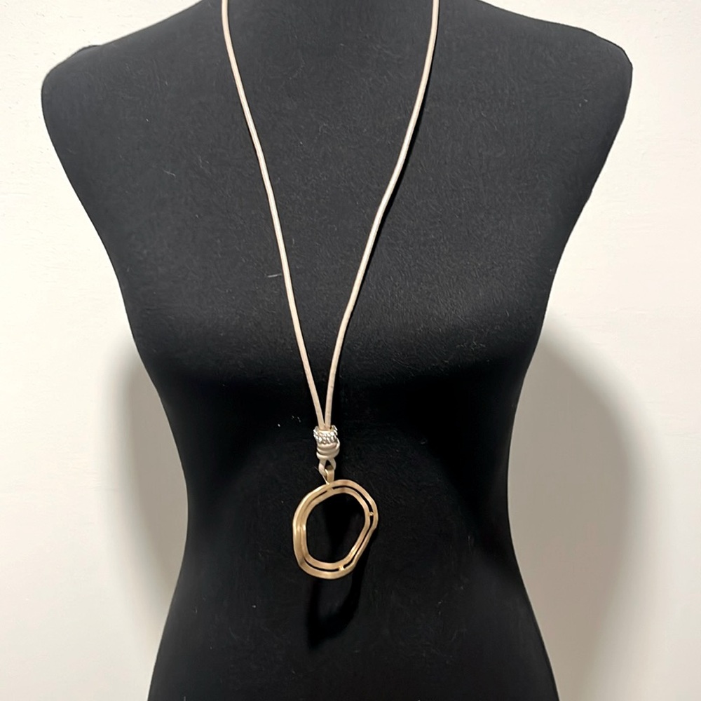 Leather necklace with gold tones and crystals